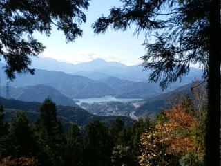 小仏峠から見た相模湖