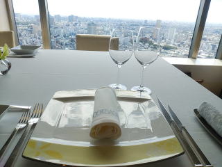 セルリアンタワー東急ホテルタワーズレストラン「クーカーニョ」40階窓際席からの眺望